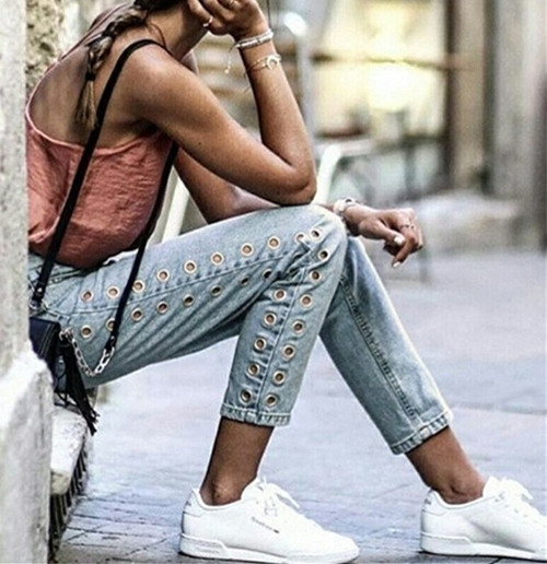 Много интересни дамски дънкови панталони с крачол тип 7/8 и интересни дупки,и метални обици