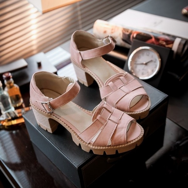 Γλυκό κυρίες σανδάλια με παχύ τρέχουσες και σουέτ ιμάντες