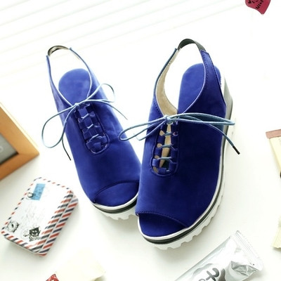 Κομψή και ενδιαφέρουσες κυρίες σανδάλια με πέλματα ανθεκτικά και συνδέσεις σε λευκό, μαύρο, κόκκινο και μπλε