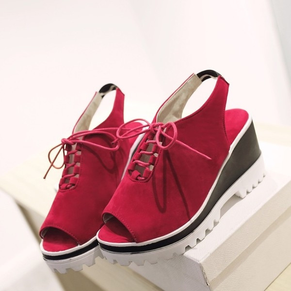 Κομψή και ενδιαφέρουσες κυρίες σανδάλια με πέλματα ανθεκτικά και συνδέσεις σε λευκό, μαύρο, κόκκινο και μπλε