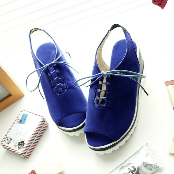 Κομψή και ενδιαφέρουσες κυρίες σανδάλια με πέλματα ανθεκτικά και συνδέσεις σε λευκό, μαύρο, κόκκινο και μπλε