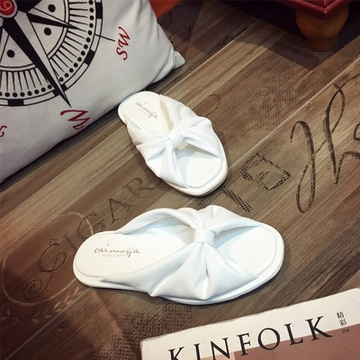 Casual γυναικείες παντόφλες, με ένα ενδιαφέρον σχέδιο, σε λευκό και μαύρο χρώμα