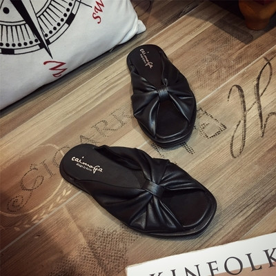 Casual γυναικείες παντόφλες, με ένα ενδιαφέρον σχέδιο, σε λευκό και μαύρο χρώμα