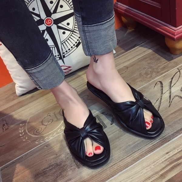 Casual γυναικείες παντόφλες, με ένα ενδιαφέρον σχέδιο, σε λευκό και μαύρο χρώμα