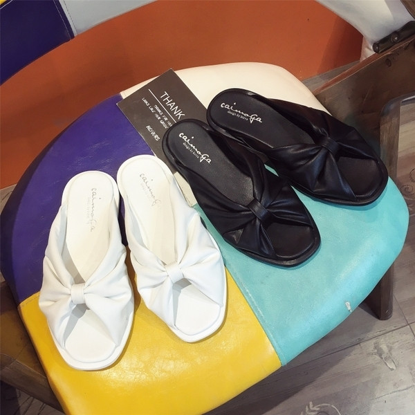 Casual γυναικείες παντόφλες, με ένα ενδιαφέρον σχέδιο, σε λευκό και μαύρο χρώμα