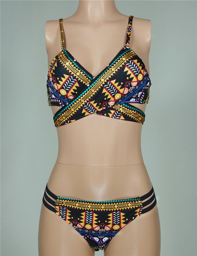 Πολύ όμορφες κυρίες μαγιό από δύο μέρη με μοτίβα λουλουδιών