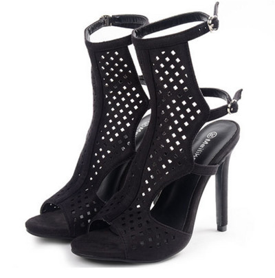 Πολλές κομψά σανδάλια των γυναικών με ψηλά τακούνια και τα καθαρά τελική επίστρωση