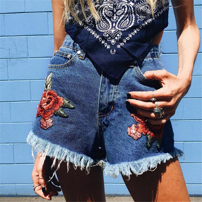 casual παντελόνι τζιν Πολλές νέες γυναίκες με κέντημα ενδιαφέρουσες και όμορφες βλεφαρίδες στο τέλος του σκέλους