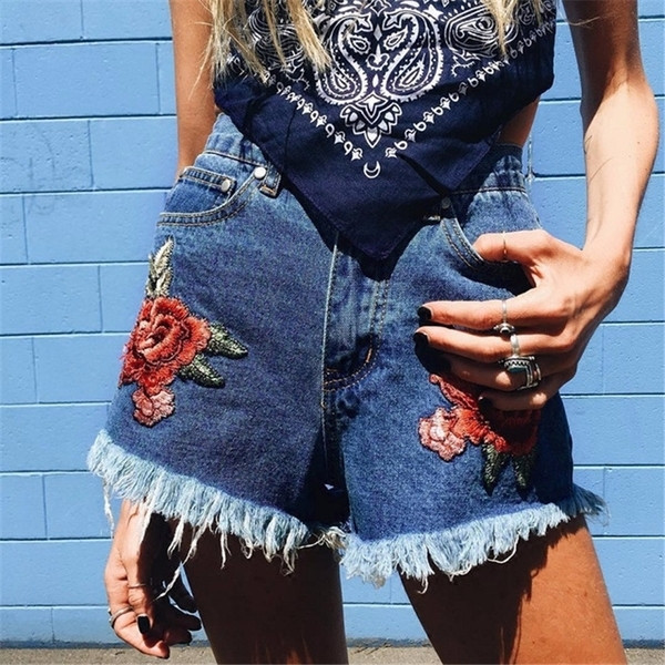 casual παντελόνι τζιν Πολλές νέες γυναίκες με κέντημα ενδιαφέρουσες και όμορφες βλεφαρίδες στο τέλος του σκέλους