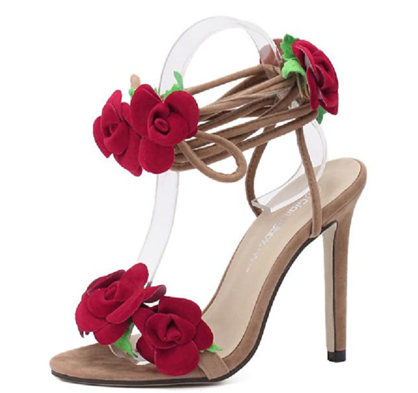 Φρέσκα κυρίες σανδάλια με μακρά δεσμούς γύρω από τον αστράγαλο και όμορφη ειδώλια σε σχήμα τριαντάφυλλα