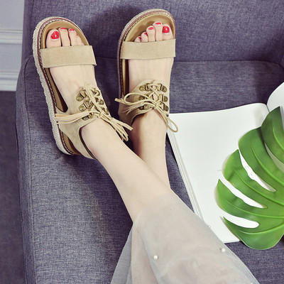 Καθημερινά κυρίες σανδάλια με άνετα πέλματα και τους δεσμούς σε μαύρο, γκρι και μπεζ