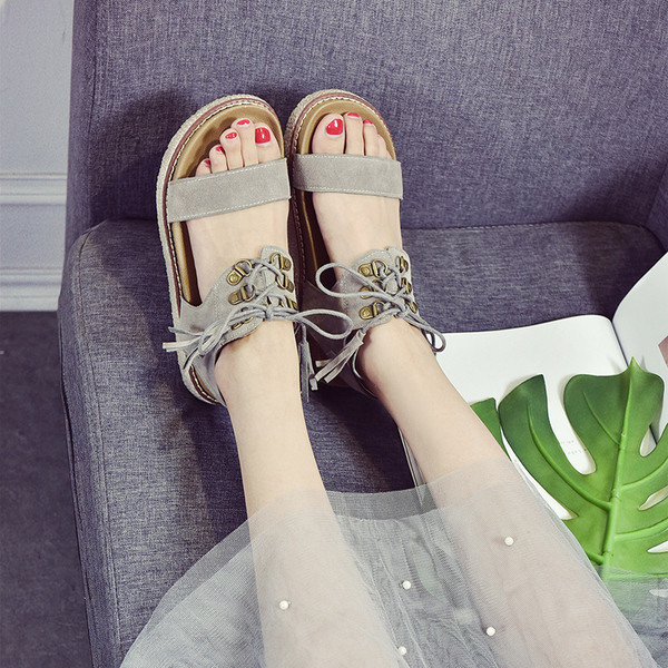 Καθημερινά κυρίες σανδάλια με άνετα πέλματα και τους δεσμούς σε μαύρο, γκρι και μπεζ