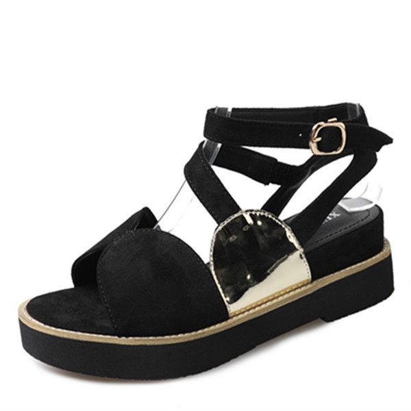 Γλυκό κυρίες σανδάλια σε μαύρο και μπεζ χρώμα με ένα λαμπερό διακόσμηση