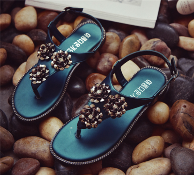 Πολλές νέες γυναίκες σανδάλια χαμηλή σόλα