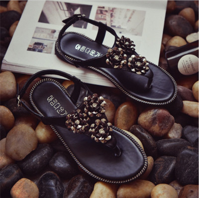 Πολλές νέες γυναίκες σανδάλια χαμηλή σόλα