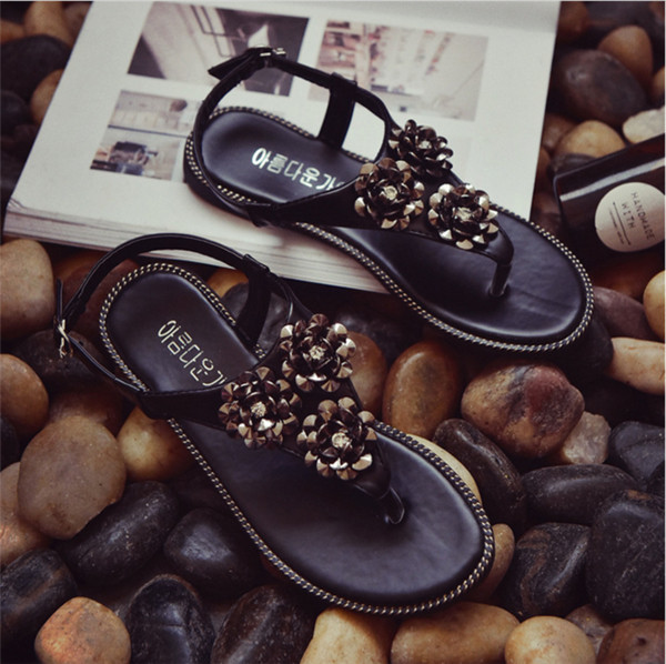 Πολλές νέες γυναίκες σανδάλια χαμηλή σόλα