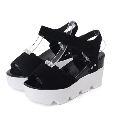 Οι γυναίκες κομψά σανδάλια με διακόσμηση μεταλλικών πλατφόρμα σε γκρι και μαύρο