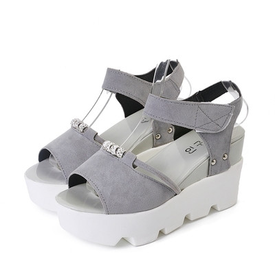 Οι γυναίκες κομψά σανδάλια με διακόσμηση μεταλλικών πλατφόρμα σε γκρι και μαύρο