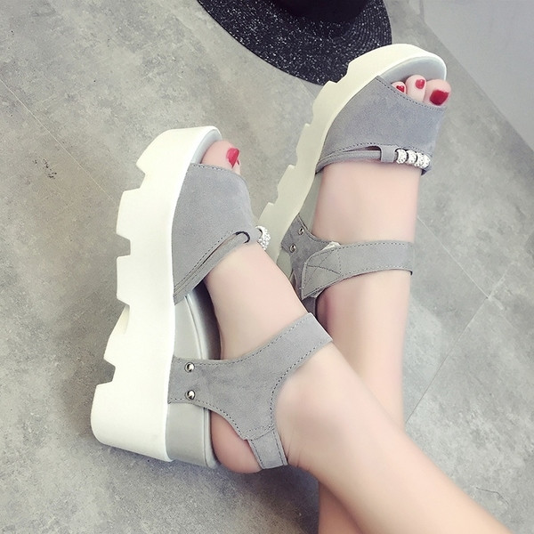 Οι γυναίκες κομψά σανδάλια με διακόσμηση μεταλλικών πλατφόρμα σε γκρι και μαύρο