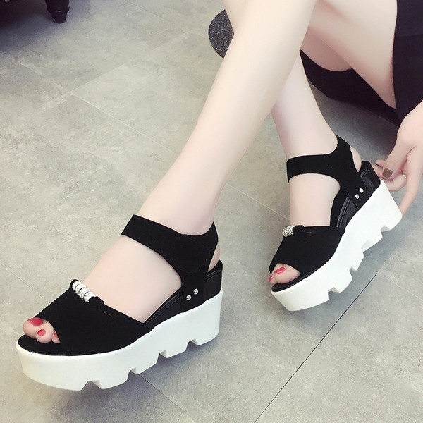 Οι γυναίκες κομψά σανδάλια με διακόσμηση μεταλλικών πλατφόρμα σε γκρι και μαύρο