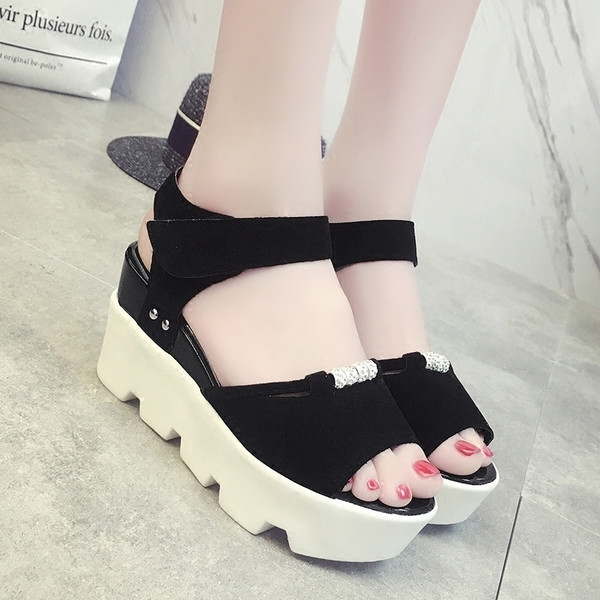 Οι γυναίκες κομψά σανδάλια με διακόσμηση μεταλλικών πλατφόρμα σε γκρι και μαύρο