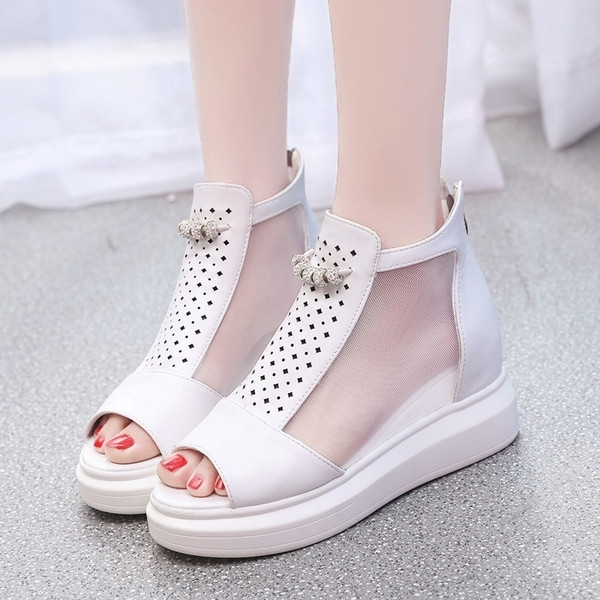 Γλυκό κυρίες σανδάλια με μια μικρή άνοιγμα των δακτύλων και βολική πλατφόρμα σε γκρι, λευκό και μαύρο