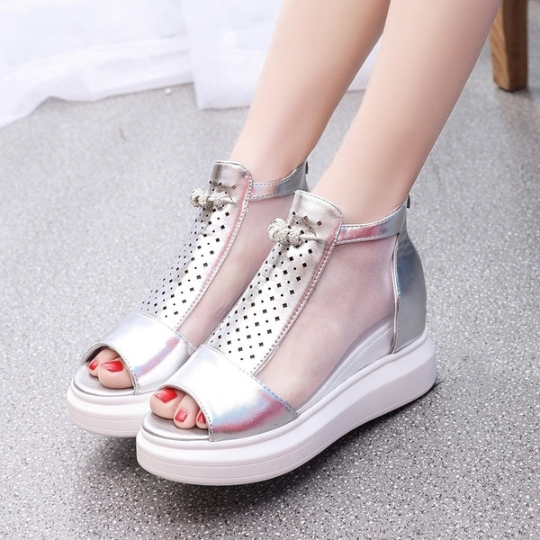 Γλυκό κυρίες σανδάλια με μια μικρή άνοιγμα των δακτύλων και βολική πλατφόρμα σε γκρι, λευκό και μαύρο