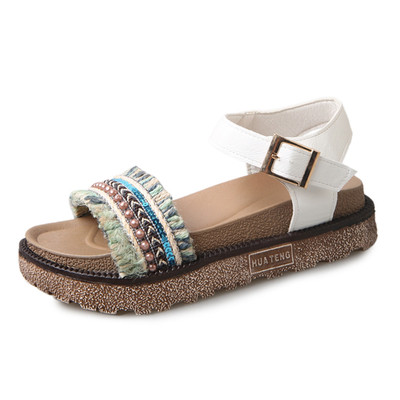 Σύγχρονη, κατάλληλο για καθημερινή κυρίες σανδάλια σε μαύρο και άσπρο