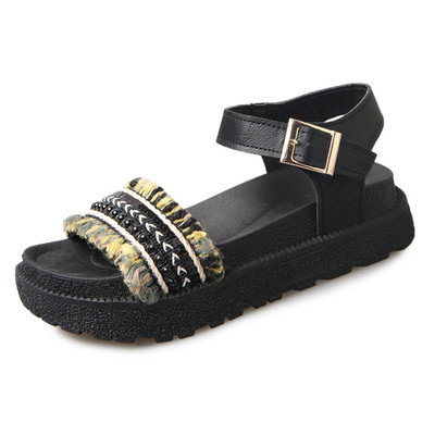 Σύγχρονη, κατάλληλο για καθημερινή κυρίες σανδάλια σε μαύρο και άσπρο