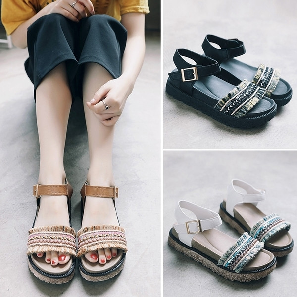 Σύγχρονη, κατάλληλο για καθημερινή κυρίες σανδάλια σε μαύρο και άσπρο