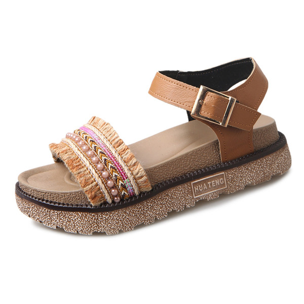 Σύγχρονη, κατάλληλο για καθημερινή κυρίες σανδάλια σε μαύρο και άσπρο