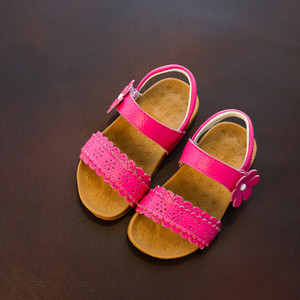 Γλυκό Παιδικά σανδάλια για κορίτσια σε άσπρο, φούξια ροζ και διακοσμημένο με λουλούδια