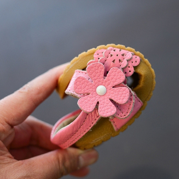 Γλυκό Παιδικά σανδάλια για κορίτσια σε άσπρο, φούξια ροζ και διακοσμημένο με λουλούδια