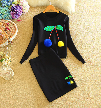 Όμορφες κυρίες που περιλαμβάνει μία κοντή φούστα και μπλούζα με μακριά μανίκια με όμορφη διακόσμηση