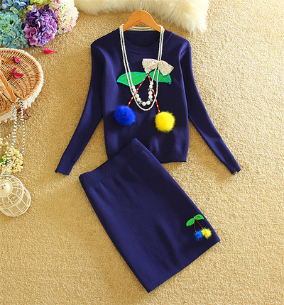 Όμορφες κυρίες που περιλαμβάνει μία κοντή φούστα και μπλούζα με μακριά μανίκια με όμορφη διακόσμηση