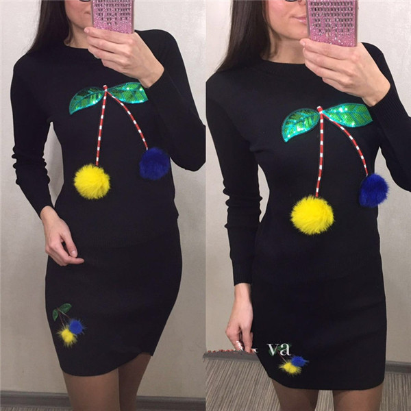 Όμορφες κυρίες που περιλαμβάνει μία κοντή φούστα και μπλούζα με μακριά μανίκια με όμορφη διακόσμηση