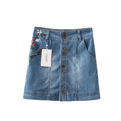 Μεγάλη κυρίες τζιν φούστα με ενδιαφέροντα κεντήματα