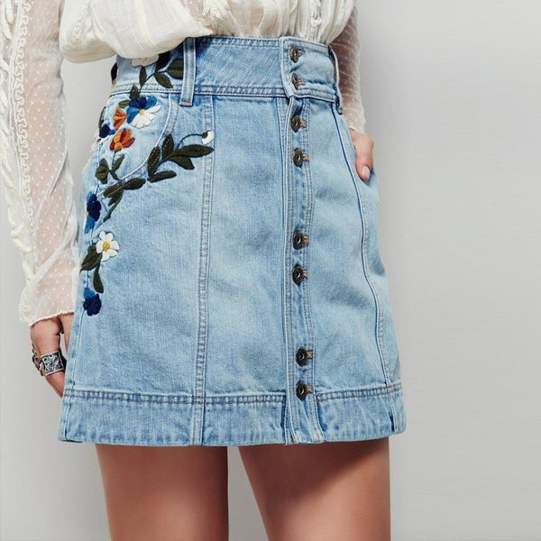 Μεγάλη κυρίες τζιν φούστα με ενδιαφέροντα κεντήματα