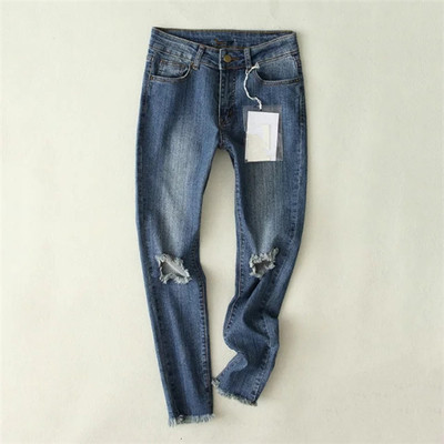 Κομψά γυναικεία τζιν παντελόνια με γονατισμένα γόνατα σε στυλ ρετρό