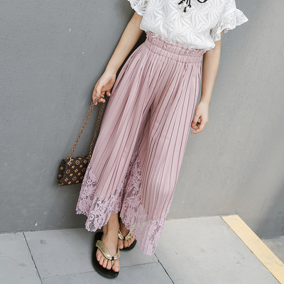 Широк детски панталон плисиран за момичета, завършващ с дантела, в розов и черен цвят