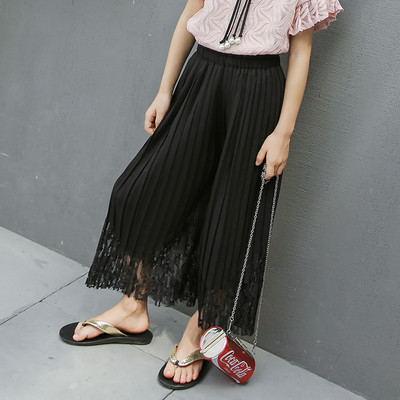 Широк детски панталон плисиран за момичета, завършващ с дантела, в розов и черен цвят