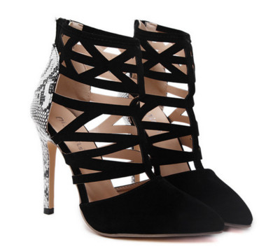 Μεγάλη κυρίες σανδάλια με πολλά κομψά γραβάτες και τα ψηλά τακούνια