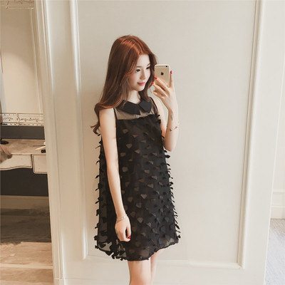 Οι μαύρες γυναίκες φόρεμα σε ένα ευρύ μοντέλο με διακόσμηση και γιακά