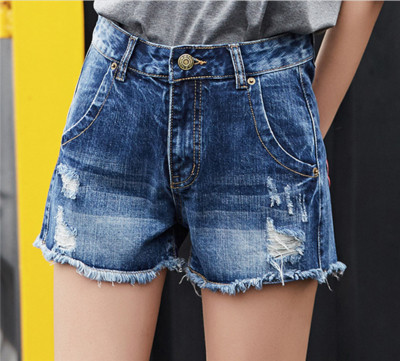 Μεγάλη κυρίες σύντομο παντελόνι τζιν με ενδιαφέρον μπαλώματα