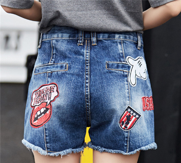 Μεγάλη κυρίες σύντομο παντελόνι τζιν με ενδιαφέρον μπαλώματα