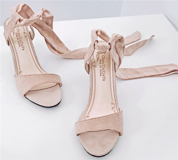 Οι γυναίκες σανδάλια με ενδιαφέρουσες συνδέσεις και σουέτ τελική επίστρωση - 3 χρώματα