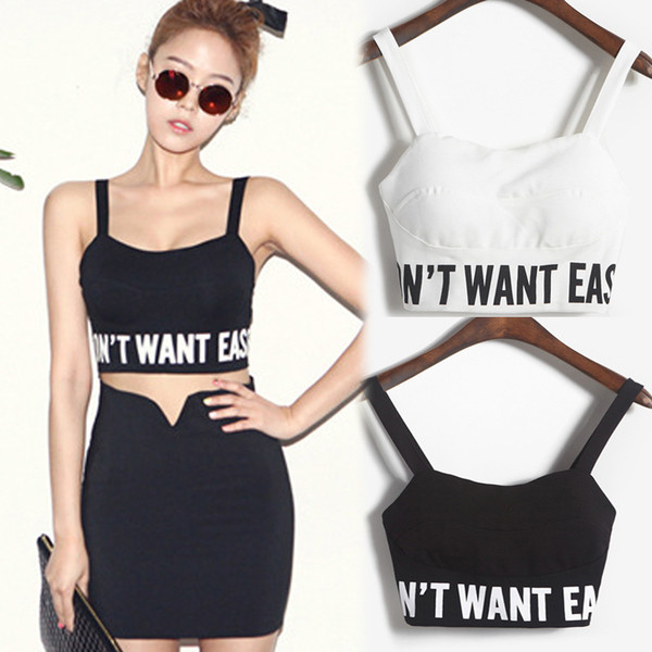 Σύγχρονη κυρίες κορυφή με ρίγες και γράμματα σε μαύρο και άσπρο