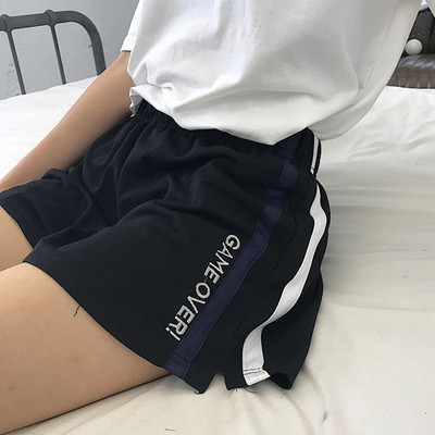 Спортни дамски къси панталони в свободен стил с надпис