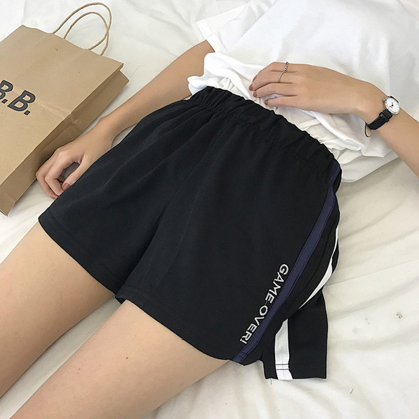 Αθλητικά σορτς για τις γυναίκες στο ελεύθερο επισημαίνονται