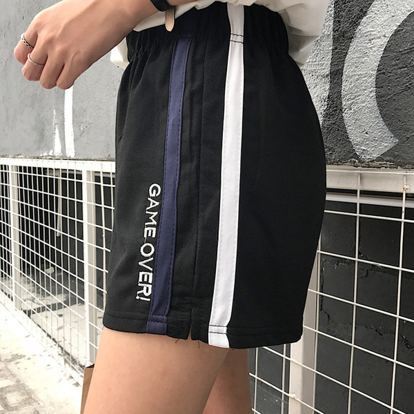 Αθλητικά σορτς για τις γυναίκες στο ελεύθερο επισημαίνονται